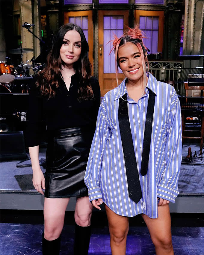 Ana de Armas y Karol G en Saturday Night Live