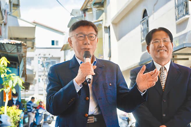 民眾黨主席柯文哲（左）17日在花蓮談到外籍移工，他說台灣缺工是事實，引入移工是要補充本勞不足，而不是取代台灣勞動力。（王志偉攝）