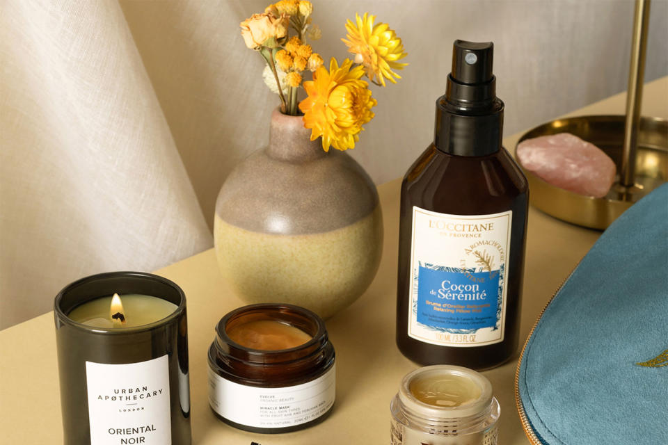 Das Self-Care Kit enthält Luxus-Pflegeprodukte im Wert von 126 Euro – und ist aktuell für 39,33 Euro zu haben! (Bild: Feelunique.com)