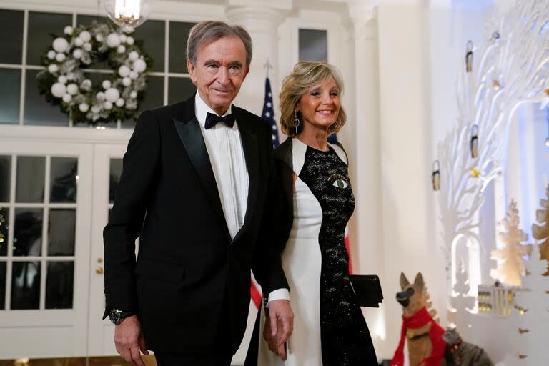 Bernard Arnault, CEO de LVMH, y su esposa, Helene Mercier-Arnault, en Washington. (AP/Susan Walsh)