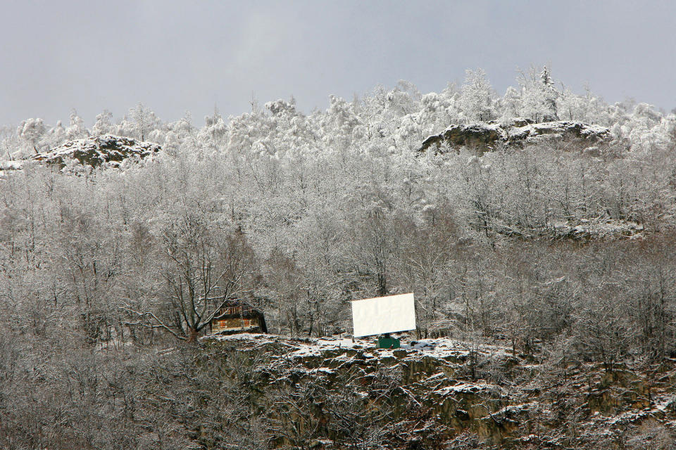 En el punto en el que fue levantado el pueblo de Viganella, en los Alpes de Italia, los rayos del Sol no penetran durante 83 días al año. (Foto: ANDREAS SOLARO/AFP via Getty Images)