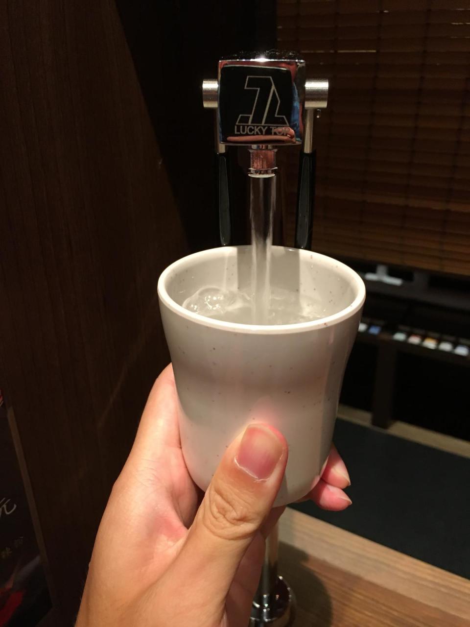 輕推抵壓飲水器就會出水。