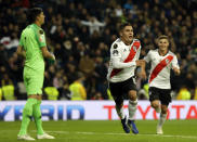 Juan Fernando Quintero (centro) tras anotar el segundo gol de River Plate ante Boca Juniors en la final de la Copa Libertadores, en Madrid, el domingo 9 de diciembre de 2018. (AP Foto/Thanassis Stavrakis)