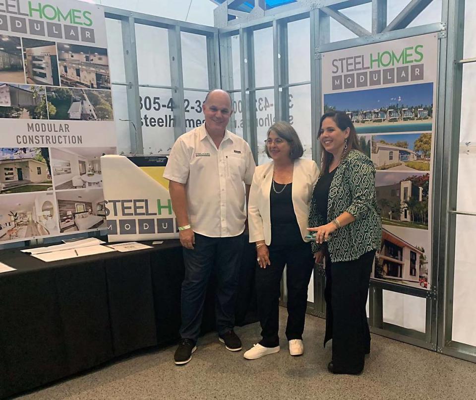 La alcaldesa de Miami-Dade Daniela Levine Cava (centro) con los propietarios de Steelhomes, Alfredo Rodríguez y Yuri Yñigo, que construyen casas modulares en su fábrica de Opa-locka, durante la Cumbre de la Vivienda, el 30 de junio, en LoanDepot Park.