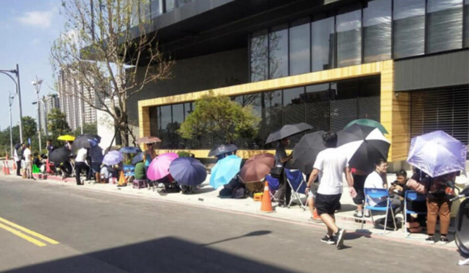 新竹縣竹北市科大二街一處新建案昨開賣，打著地理環境優、近高鐵中醫大、每坪僅27.5萬只有92戶，吸引民眾在前天清晨5點半就搶排隊等著買，人龍一度還驚動警方進行交管，讓網友看傻眼！（圖片翻攝PTT）