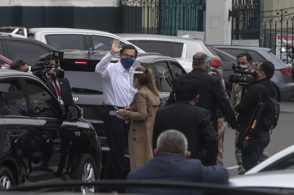 El presidente Martín Vizcarra saluda a los periodistas el viernes 18 de septiembre de 2020 después de dirigirse al Congreso, en Lima, Perú. (AP Foto/Rodrigo Abd)