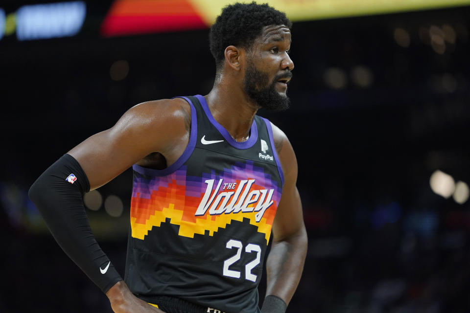 ARCHIVO - En foto del 16 de mayo del 2022, Deandre Ayton de los Suns de Phoenix durante el juego 7 de las semifinales de la Conferencia Peste ante los Mavericks de Dallas. El jueves 14 de julio del 2022, los Pacers de Indiana aceptan firmar Ayton con una oferta cualificada y los Suns tiene dos días para igualar la oferta. (AP Foto/Matt York, Archivo)