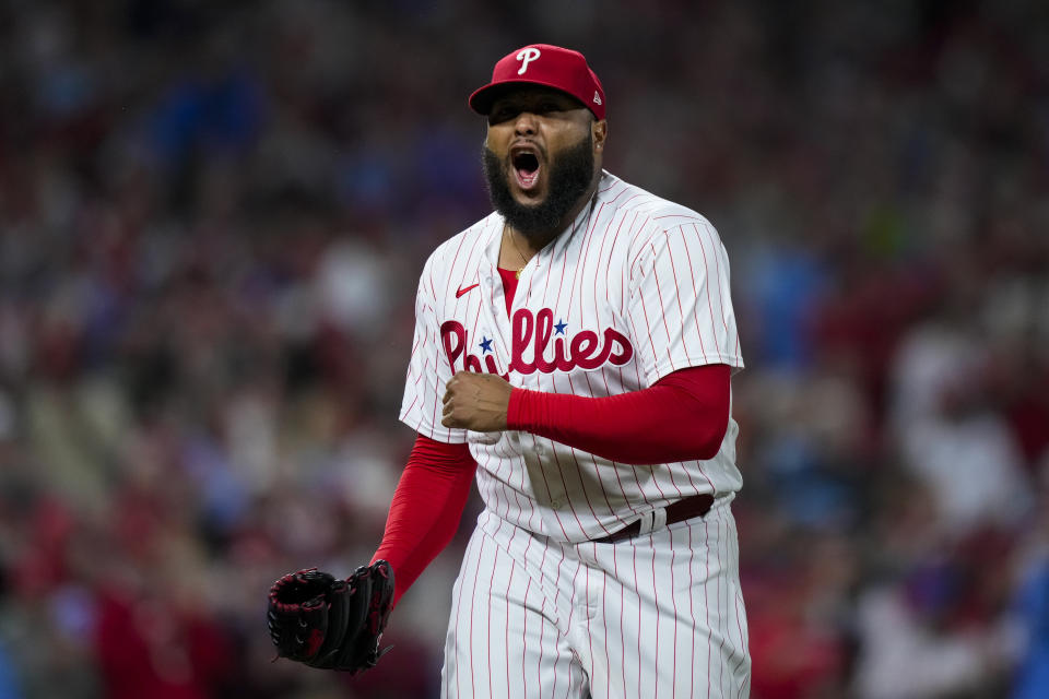 José Alvarado, relevista de los Filis de Filadelfia, celebra después de retirar el tercer out en la parte alta de la octava entrada en contra de los Diamondbacks de Arizona, en el Juego 1 de la Serie de Campeonato de la Liga Nacional, el lunes 16 de octubre de 2023, en Filadelfia. (AP Foto/Matt Slocum)