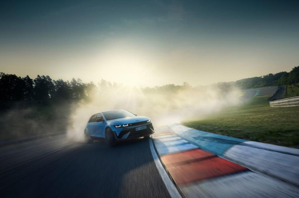 全新N Performance品牌首款高性能電動車IONIQ 5 N現身記者會並同步開啟預售接單。