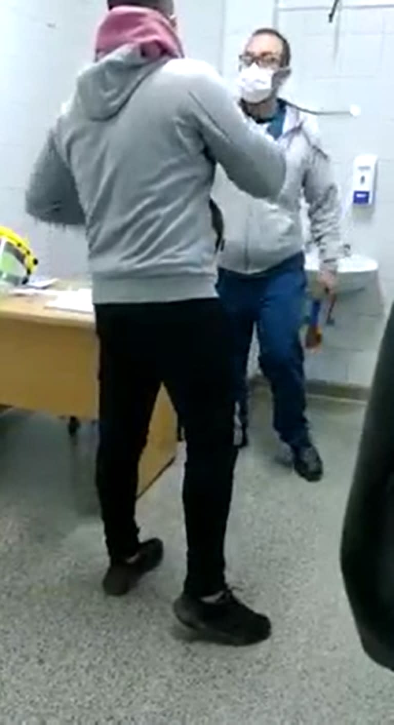 El momento en que el pediatra golpea el escritorio y se abalanza contra el padre (Foto: Captura de video)