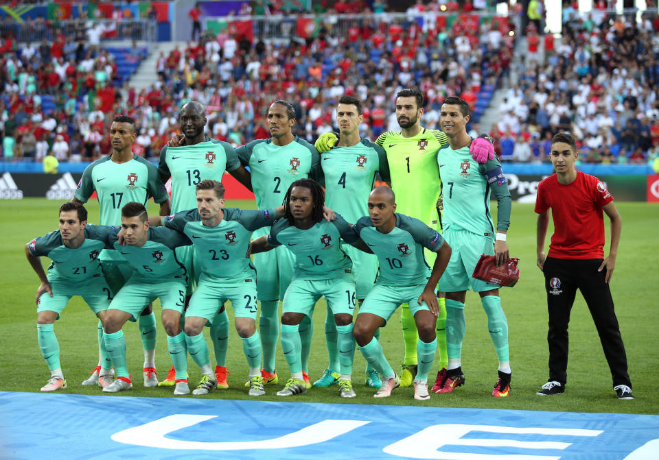 <p>Vor dem Anpfiff des Halbfinalspiels zwischen Portugal und Wales schaffte es ein Fan aufs Spielfeld und schlich sich direkt ins Gruppenbild der Portugiesen. (Bild: Getty Images) </p>