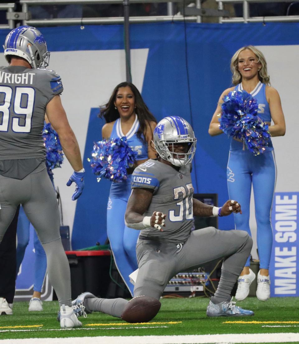 El corredor de los Lions, Jamaal Williams, celebra después de un primer intento durante la primera mitad de la derrota de los Lions por 28-25 el jueves, 24 de noviembre de 2022, en Ford Field.