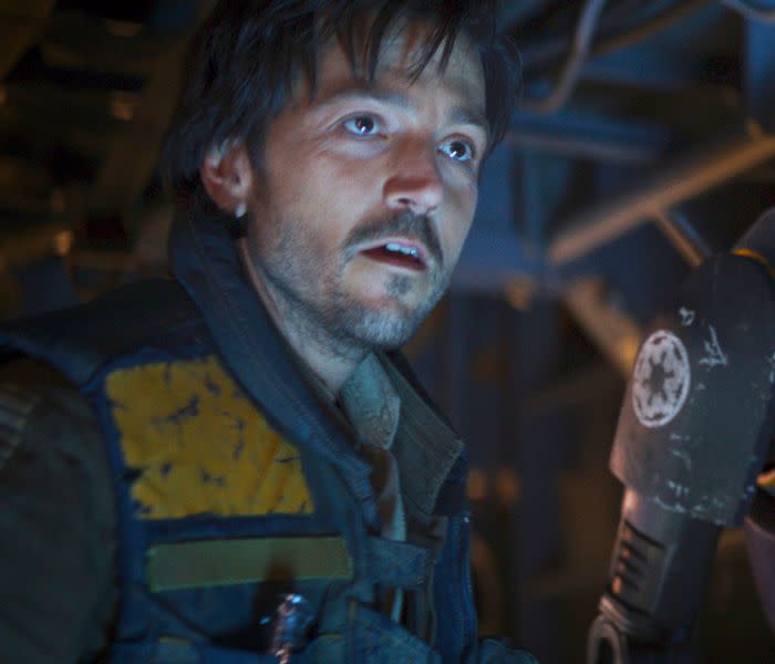 Diego Luna en un fotograma de Andor