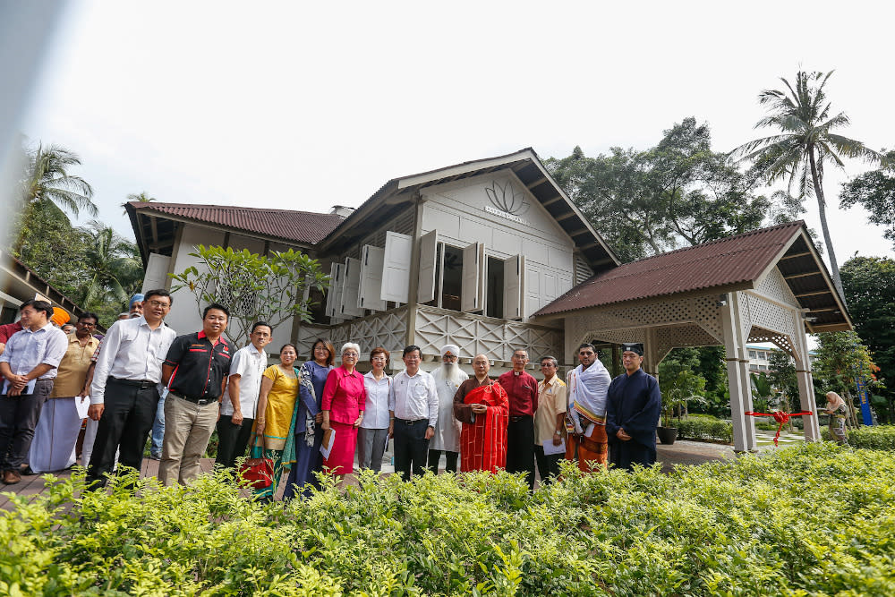 Penang Chief Minister Chow Kon Yeow (centre) along with all the VIPs pose for a group photo during the opening ceremony of the Penang Harmony Centre, Jalan Scotland November 14, 2019. — Picture by Sayuti Zainudin