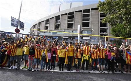 Catalan separatists form a human chain to mark the "Diada de Catalunya" (Catalunya's National Day) in front of the Nou Camp stadium in Barcelona September 11, 2013. REUTERS/Gustau Nacarino