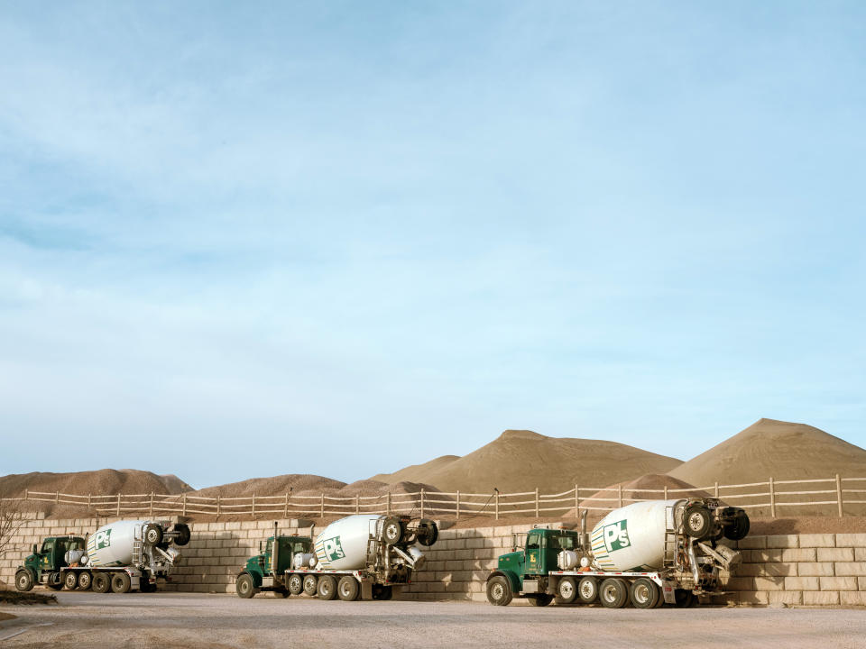 Camiones de hormigón esperando a que los reabastezcan en una planta de Rapid City, Dakota del Sur, el 14 de febrero de 2022. (Matthew Defeo/The New York Times)
