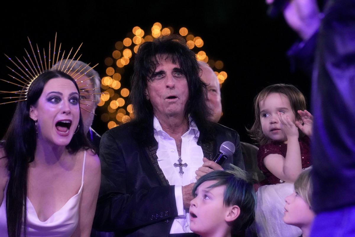 Alice Cooper's Christmas Pudding 2022 is Phoenix's trippiest holiday