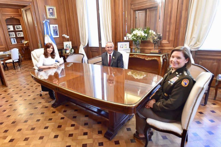 Cristina Kirchner recibió en su despacho del Senado a la jefa del Comando Sur de los Estados Unidos, general Laura J. Richardson, y al embajador Marc Stanley