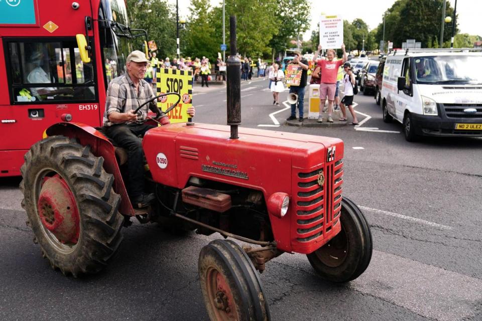 Orpington War Memorial ULEZ protest halts traffic i(Image: PA)/i