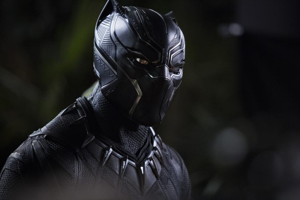 "Black Panther" (2018): Schwarz gewinnt: Der Siegeszug der ersten Comic-Verfilmung mit fast ausschließlich schwarzen Darstellern ist nicht aufzuhalten. Mit 1,34 Milliarden US-Dollar im Nacken belegt "Black Panther" Platz zehn. (Bild: 2018 Disney / Marvel)