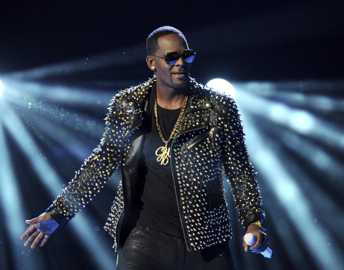 R. Kelly wants to change his defense before trial in New York