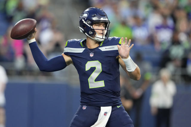 Drew Lock changes his number from 3 to 2 coming to the Seahawks - Field  Gulls