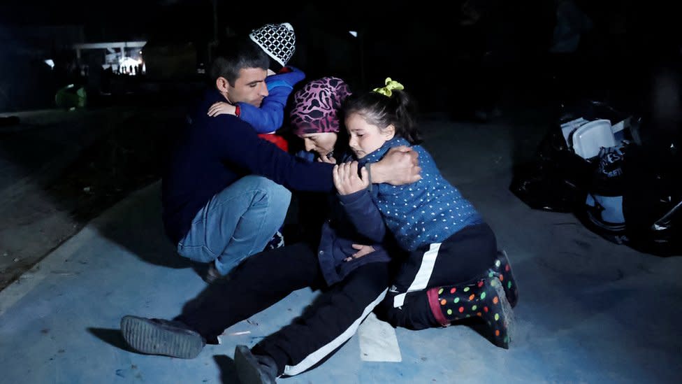 Un grupo de personas se abraza en Antakya, en el sur de Turquía, tras un terremoto