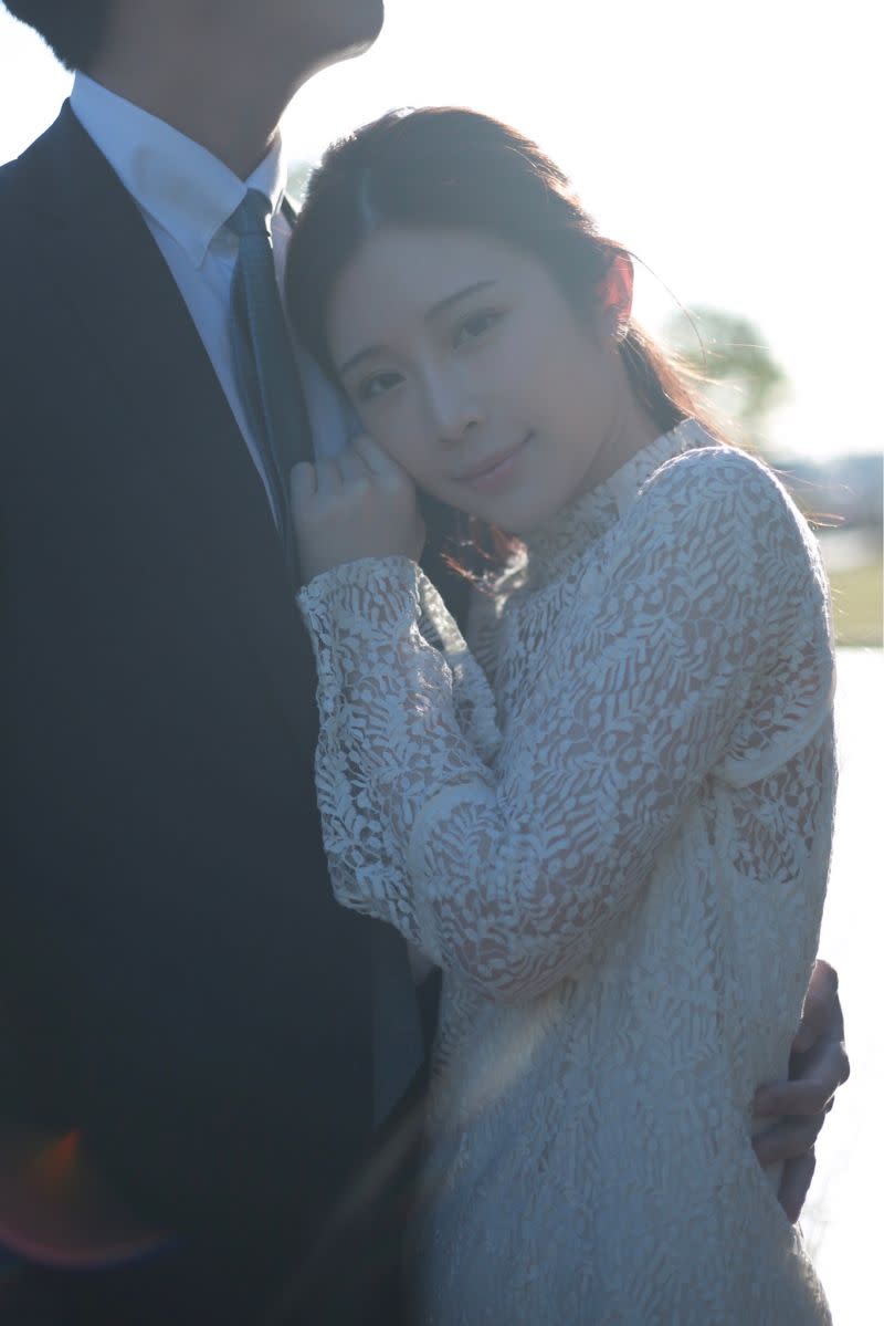 ▲鄭家純幾天前飛到日本，今天與未婚夫完成結婚登記，上月30日還在臉書問用信用卡買婚戒的問題。（圖／千巡影世提供）