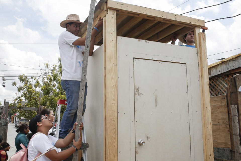 Las soluciones en materia de agua a saneamiento que implica el programa Softys Contigo incluyen un baño de caseta cerrada, inodoro, lavabo, ducha, así como tinacos de 500 litros