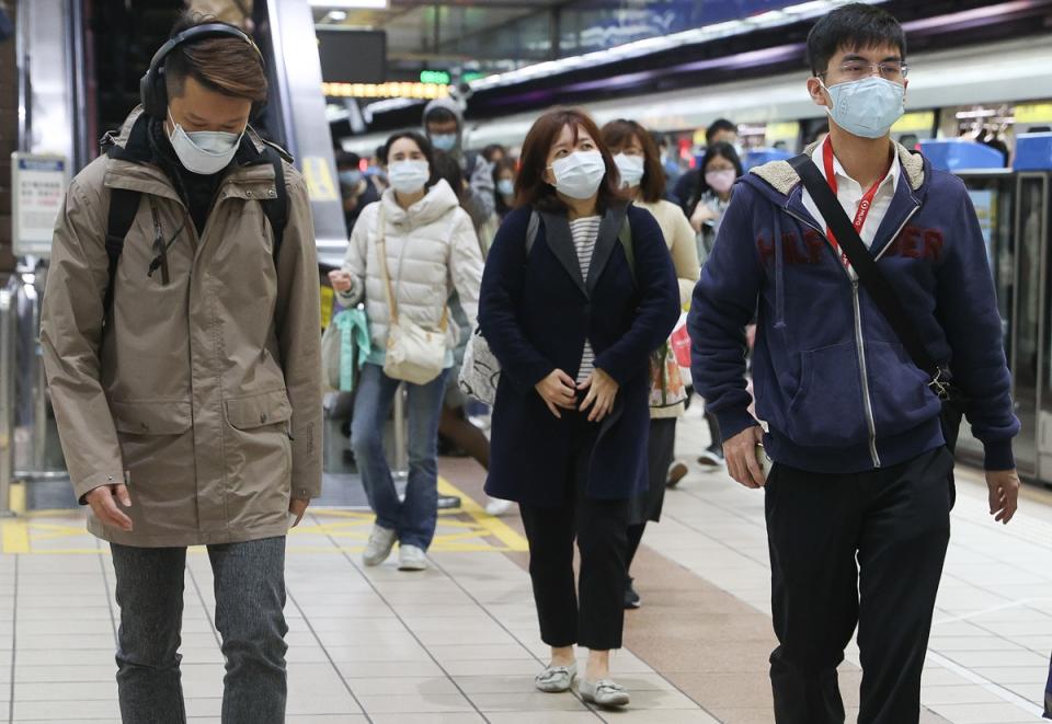 天氣熱口罩戴不住，指揮中心：搭捷運公車研議鬆綁。（檔案照）