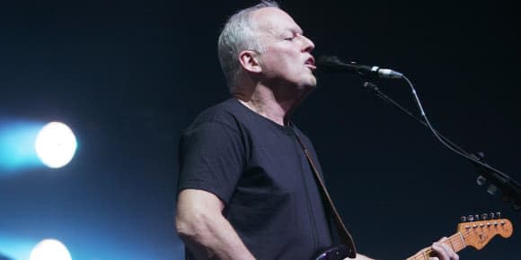 David Gilmour, guitariste et chanteur de Pink Floyd, en 2006 au Grand Rex. - -