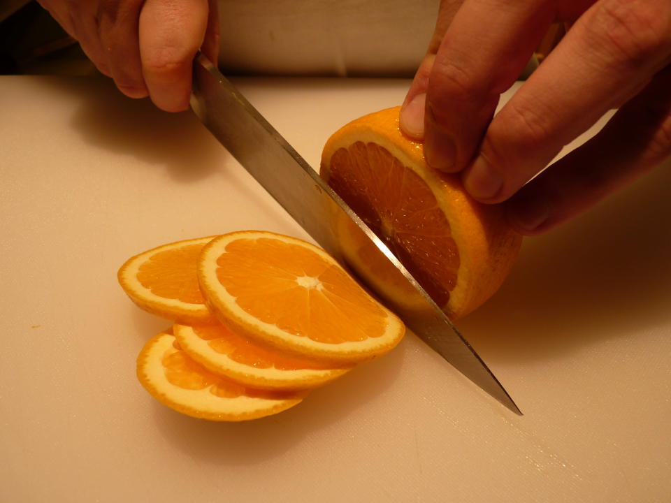 Rodajas: Consiste en pelar cualquier fruta como lo es una papaya o una naranja, y posteriormente cortar en rodajas, dejando círculos de tamaño mediano.