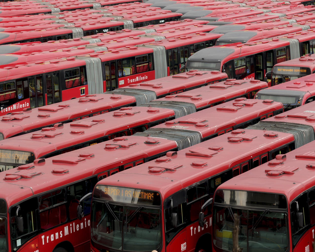 Un patio lleno de autobuses del sistema TransMilenio en Bogotá, Colombia, el 11 de abril de 2023. (Felipe Romero Beltran/The New York Times).