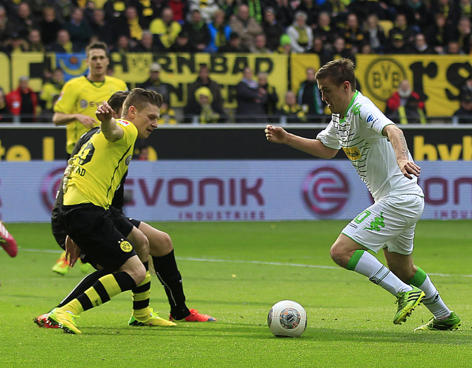 Moenchengladbach's Max Kruse, right, is on his way to score during the German first division Bundesliga soccer match between BvB Borussia Dortmund and VfL Borussia Moenchengladbach in Dortmund, Germany, Saturday, March 15, 2014. (AP Photo/Frank Augstein)