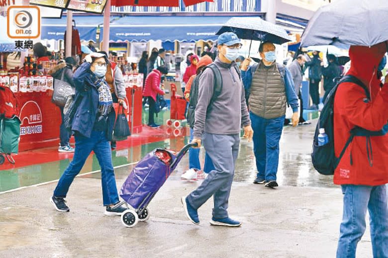 受天雨影響，工展會昨日人流不多。（黃偉邦攝）