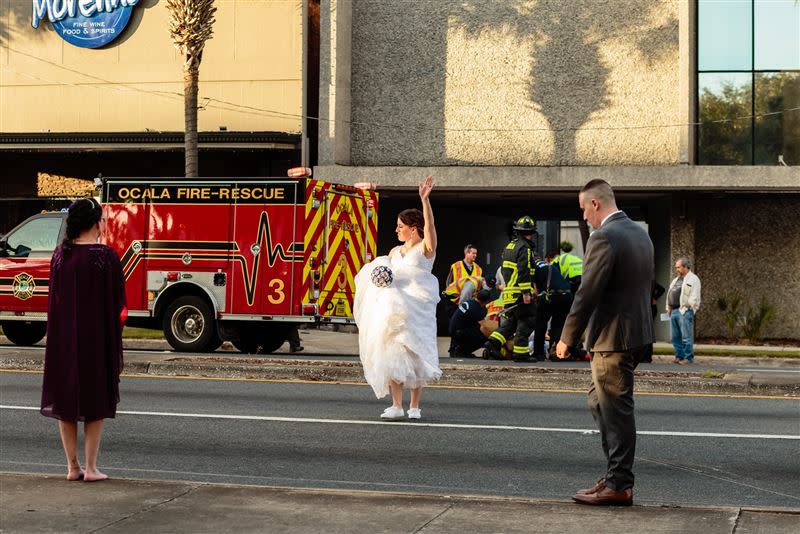 新郎新娘聽到禮堂外傳車禍，立刻暫停婚禮，出來指揮交通、照顧傷患。（圖／翻攝自 Marion County Sheriff's Office）