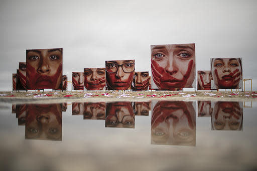 Una imagen vale más que mil palabras. Junto a las 420 prendas de ropa interior femenina, la protesta contó además con la exposición fotográfica ‘Nunca me callaré’, de Marco Freitas, que transmite la angustia sufrida por mujeres que son víctimas de abuso. Foto: Felipe Dana/AP 