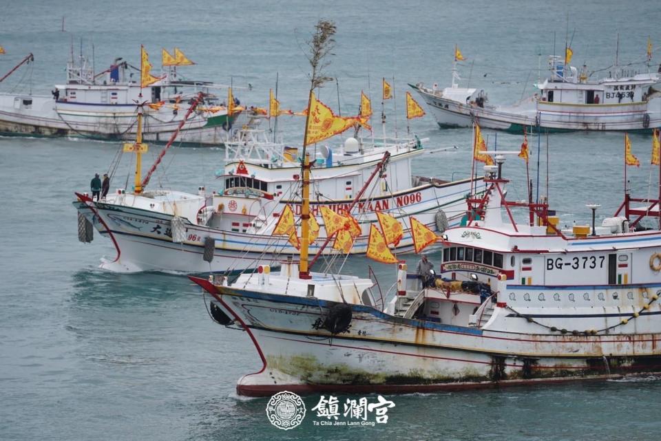 大甲鎮瀾宮媽祖首次渡海到澎湖遶境會香，據統計進港前有逾300艘漁船出港迎接。   圖：翻攝大甲鎮瀾宮臉書