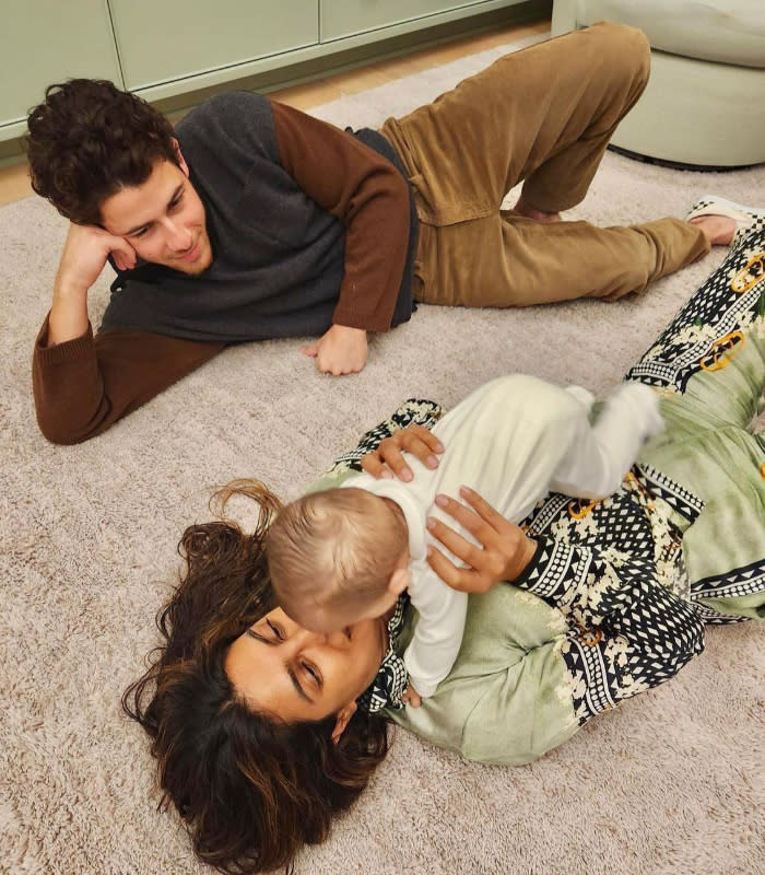 Nick Jonas junto a su mujer Priyanka Chopra y su hija