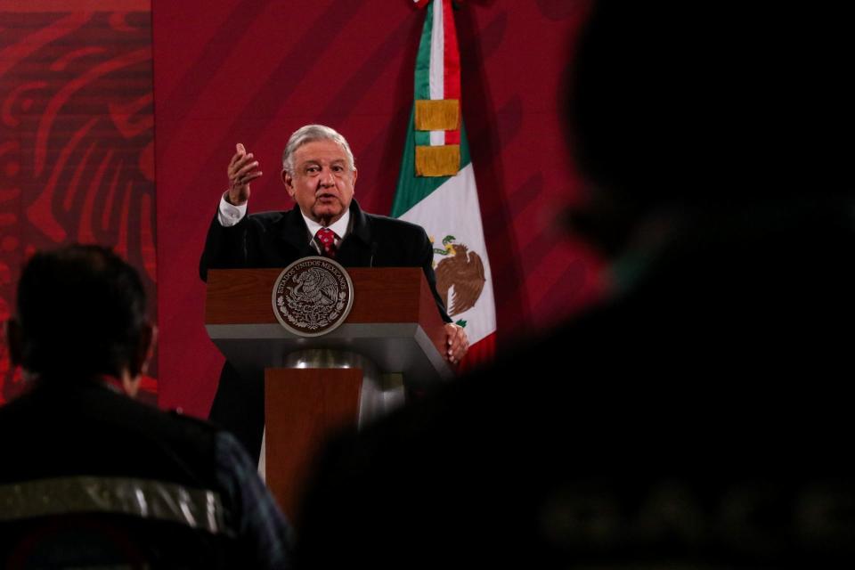 CIUDAD DE MÃXICO, 16DICIEMBRE2020.- El presidente AndrÃ©s Manuel LÃ³pez Obrador encabezÃ³ su conferencia de prensa matutina en las inmediaciones de Palacio Nacional. El jefe del ejecutivo llamÃ³ a la poblaciÃ³n a cuidarse mÃ¡s durante estas fechas decembrinas debido a la pandemia por Covid-19, la cual ha mostrado un repunte de contagios en 10 estados. LÃ³pez Obrador recalcÃ³ que no pretende prohibir la movilidad y agradeciÃ³ a los ciudadanos el respetar las medidas restrictivas de la misma. FOTO: GALO CAÃAS/CUARTOSCURO.COM