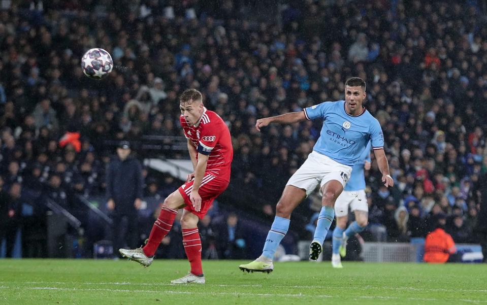 Rodri del Manchester City anota el primer gol de su equipo durante el partido de ida de los cuartos de final de la UEFA Champions League entre el Manchester City y el Bayern de Múnich - Michael Zemanek/DeFodi Images via Getty Images