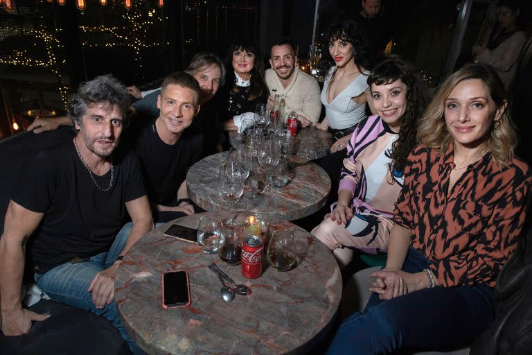 Fernanda Metilli junto a Adrián Suar, Diego Peretti y el staff completo de la comedia Inmaduros, un éxito que se dio en El Nacional