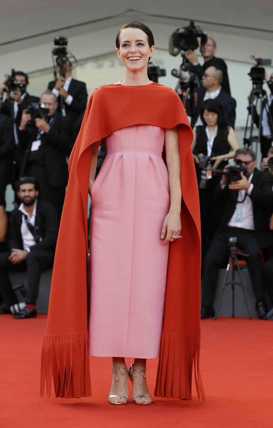 <p>Claire Foy, conocida principalmente por interpretar a la reina Isabel II en la serie ‘The Crown’ (2016), nos demostró que el rojo y el rosa también combinan. Sobre todo en los diseños de Valentino. (Foto: AP). </p>