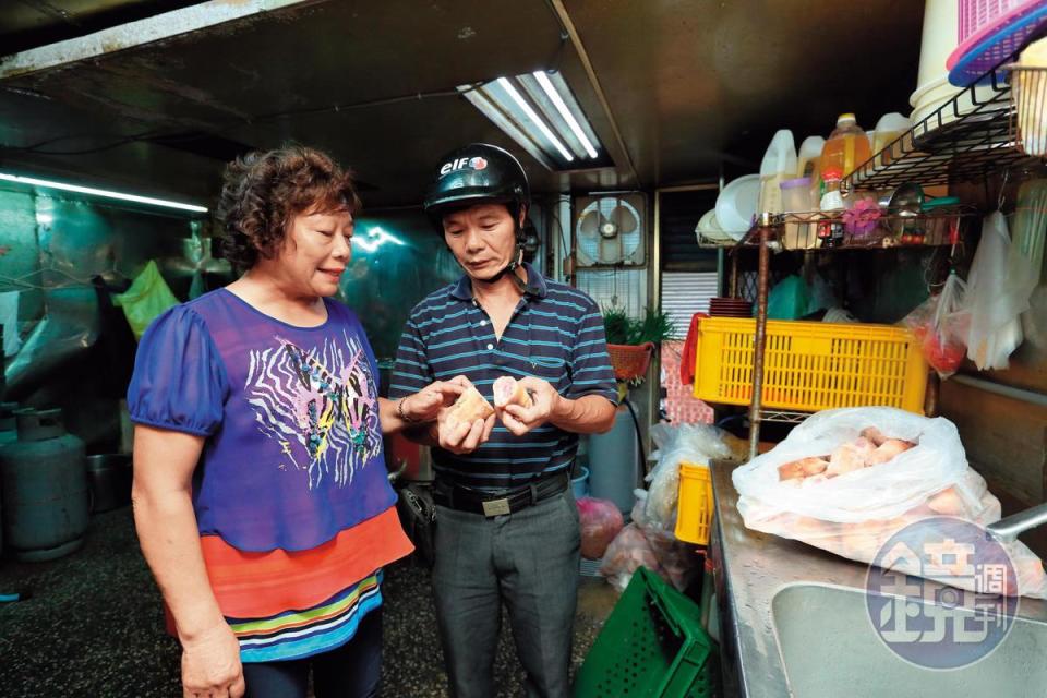 正兄弟的豬腳每天進貨，廖美（左）特別交代豬腳商都要選大小相似、品質均勻的貨色。