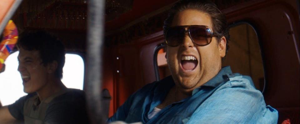 Jonah Hill está impagável como este amigo, Efraim Diveroli. Cara de pau ao extremo, é ele o cabeça das perigosas operações na qual a dupla se envolve.