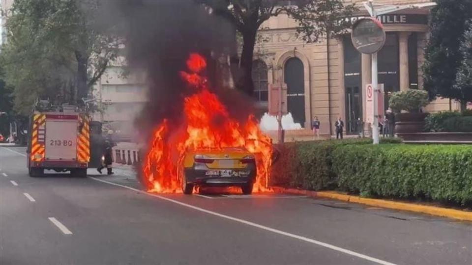 北市一輛計程車停在文華東方酒店外，不久後慘燒成「火球」，幸好沒有任何人員傷亡。（翻攝自記者爆料網）