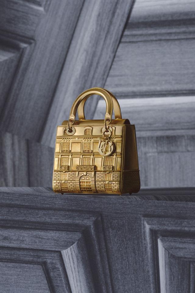 Dior's 30 Montaigne Bag Perfectly Encapsulates French Style Now