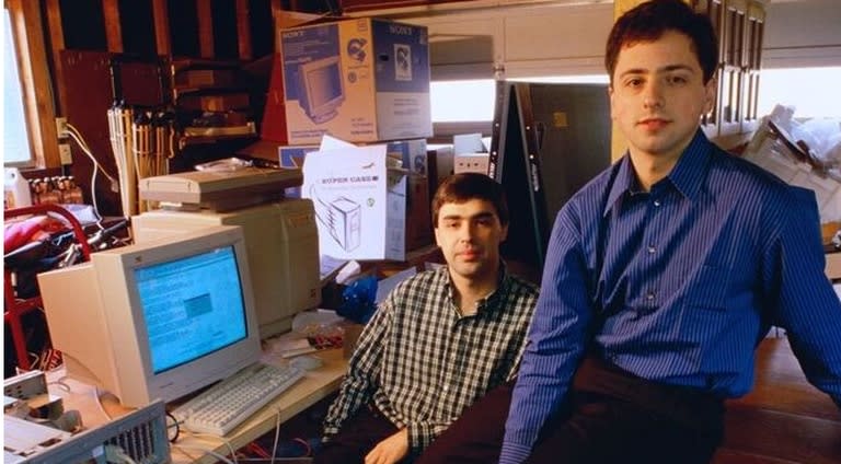 Larry Page y Sergey Brin programaron en sus casas la primera versión del buscador en 1996 y lo llamaron BackRub. Al poco tiempo, cambiaron el nombre a Google