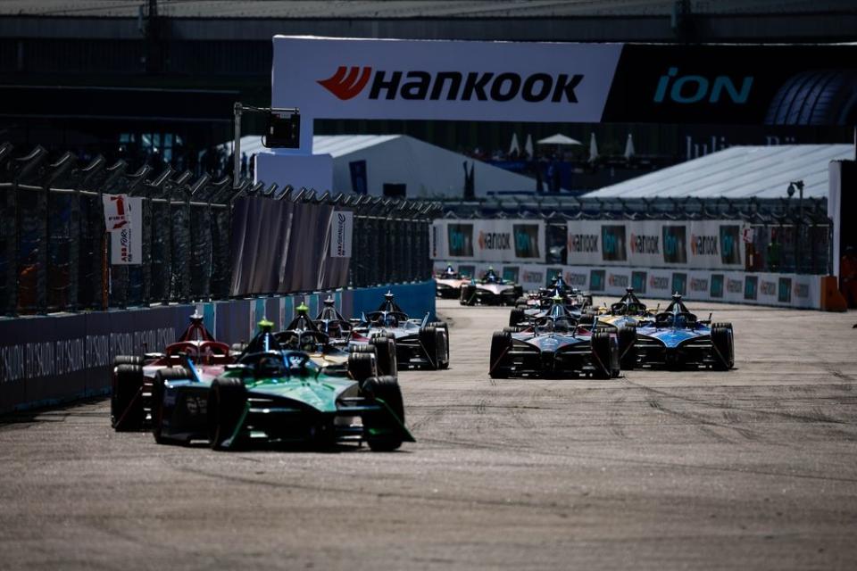 nick cassidy, envision racing, jaguar i type 6, leads jake dennis, avalanche andretti formula e, porsche 99 x electric gen3, and jean eric vergne, ds penske, ds e tense fe23