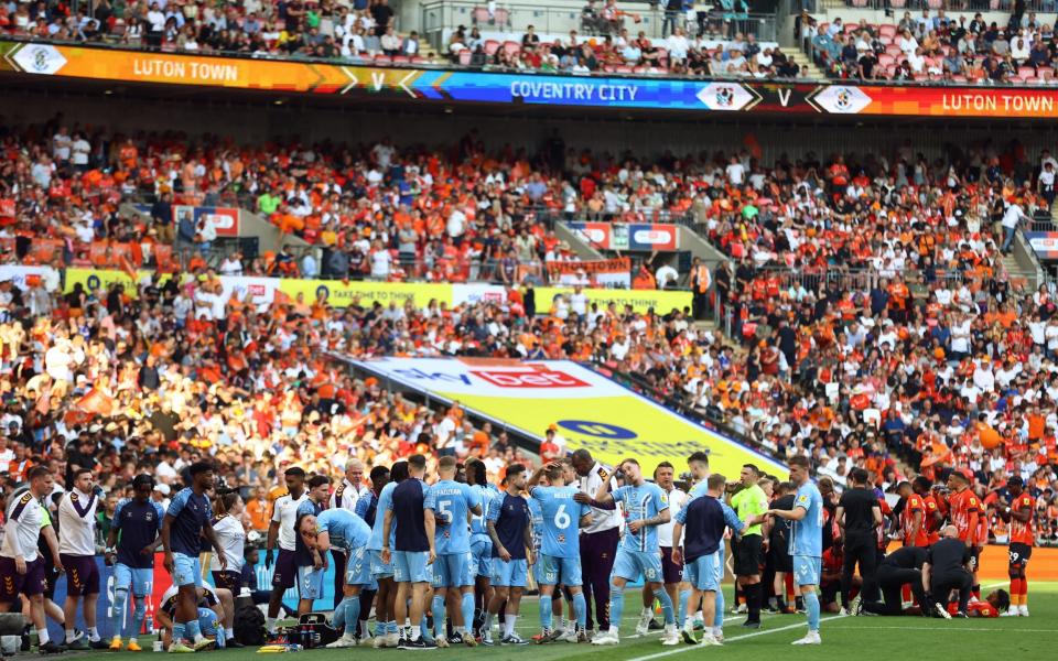 Coventry City players before the start of the second half of extra time - Reuters/Carl Recine